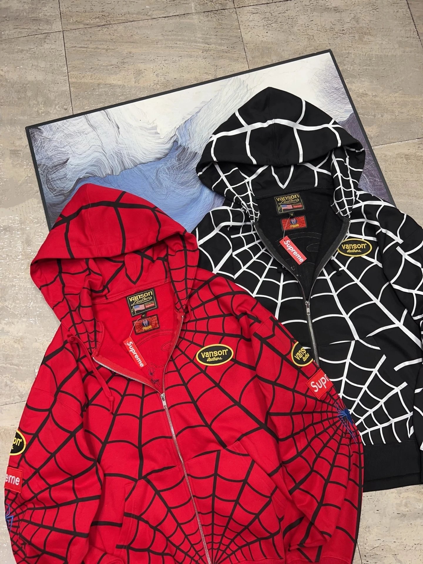  Supreme × vanson Leathers x Spider-Man 联名款 SS26 WEEK14 Zip Up Hooded Sweatshirt 拉链连帽蛛网图案卫衣 男女