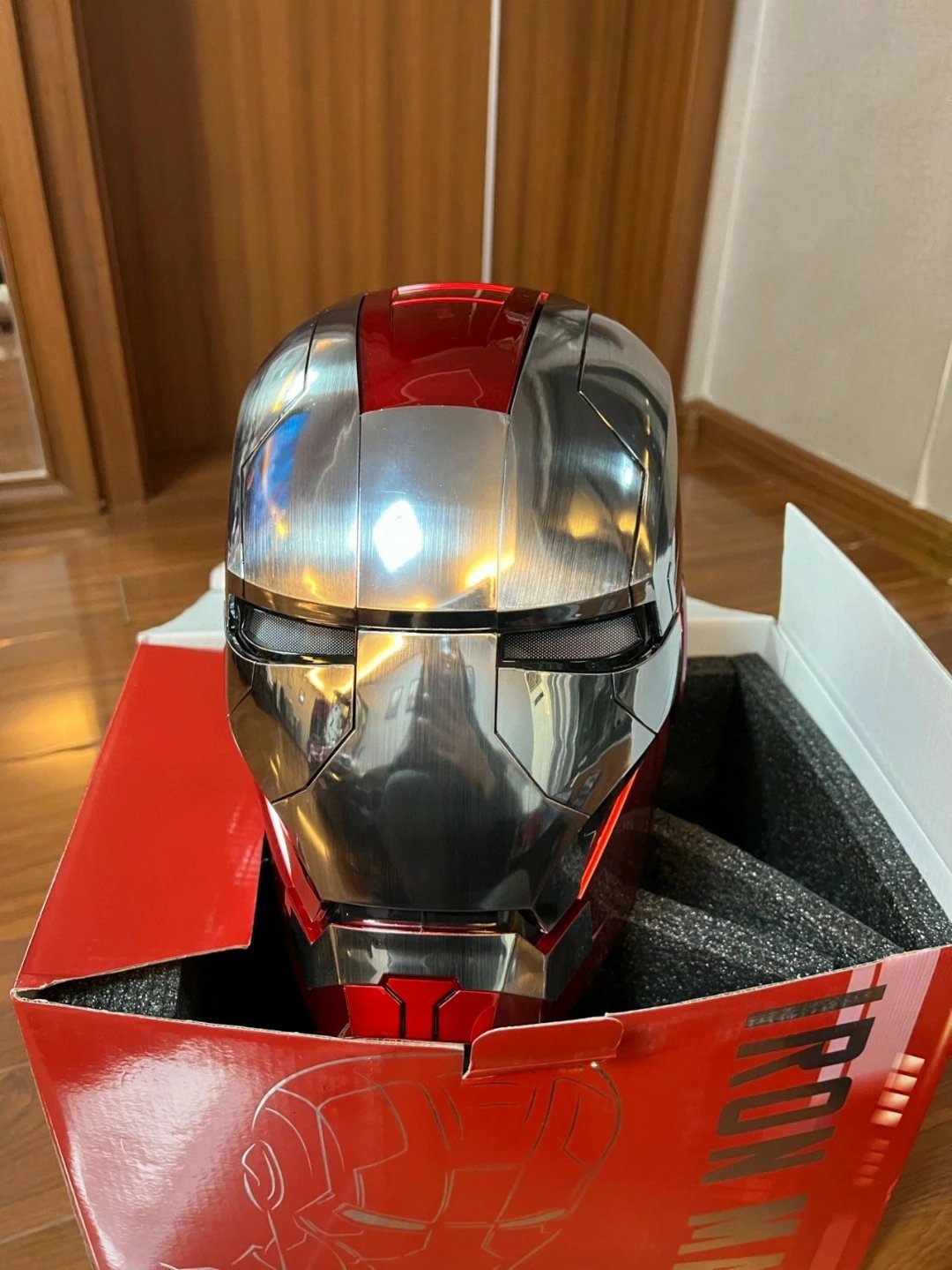 Iron Man helmet MK5 voice controlled touch voice remote control Iron Man MK5 unboxing I am Iron Man. The big boy's toy has always been very fond of the Marvel series, and when he sees it, he immediately plants grass