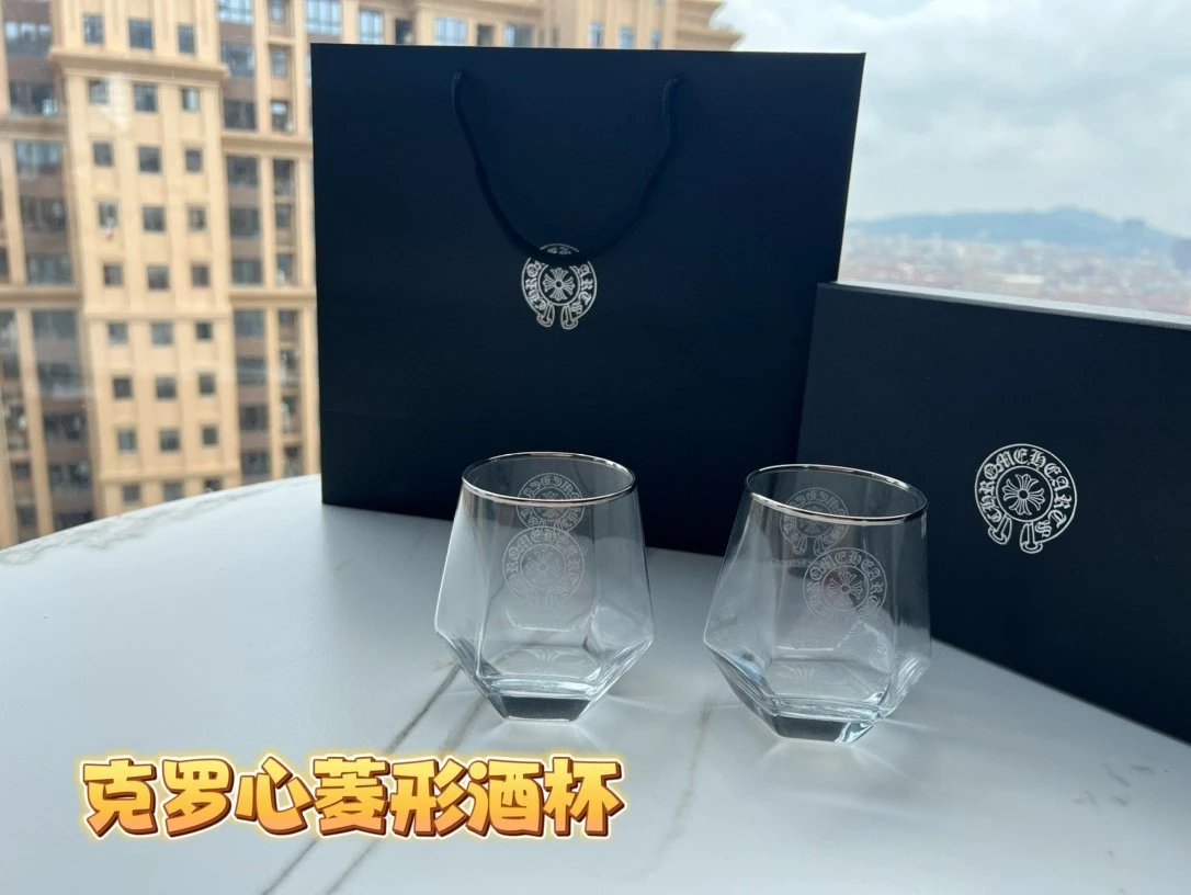 Item Thumbnail for Chrome hearts克罗心菱形酒杯，水晶杯礼盒两支装 采用优质原料 纯度极高 酒杯晶莹剔透 无灯光下依然能够通透如镜 品味源于选择