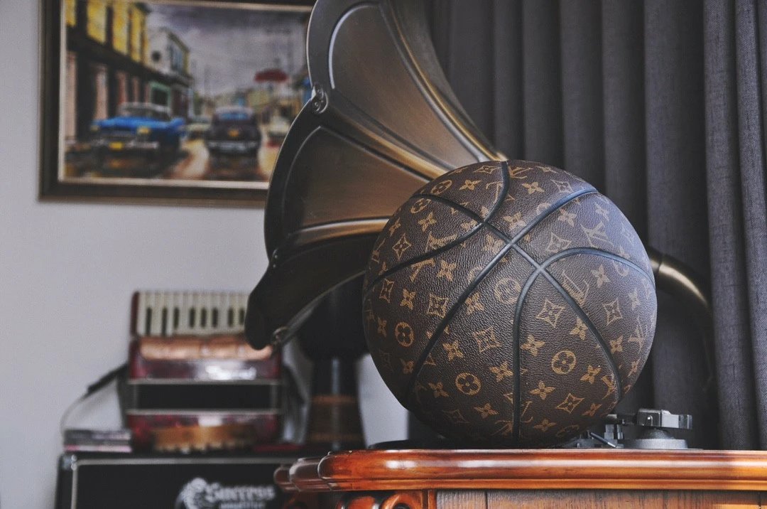 The world's first standard size 7 basketball from the trendy brand, made of original leather from Wild Donkey, not missing out on any detail, with exquisite workmanship and exquisite leather, and both high appearance and practicality