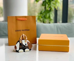 thumbnail for 新款 mini 小狗贝壳包 包挂 钥匙扣进口PU材质 五金为进口钢 原版logo 确实精致 手感真的很赞