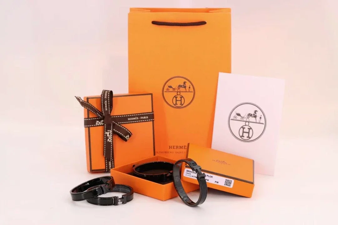 爱马仕/Hermes So Black 珐‮全琅‬黑色手镯雾‮黑面‬武士，新款so