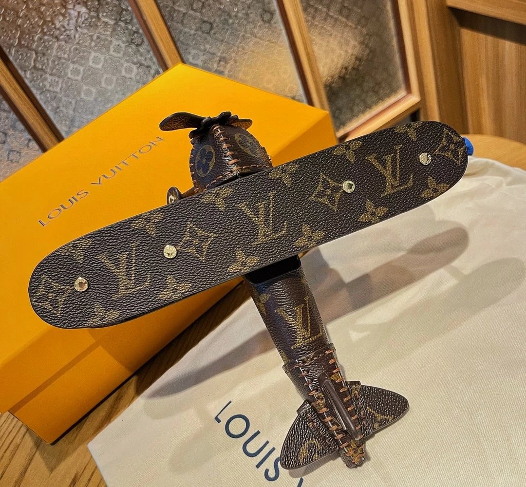 Trendy brand vintage floral airplane decorations made entirely by hand with stitching, home decor pieces enhance the atmosphere of the living room, highlight the owner's temperament, and showcase artistic taste. Size 25 × 23cm