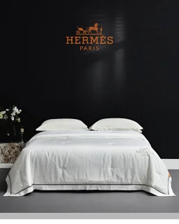 thumbnail for 潮牌银锻丝域蚕丝被【光影织序银缎天工】随光游走，银丝纤纤至臻闪耀，描绘出璀璨灵韵之美，天然纯棉纱线与银丝交织成序，打破了常规的空间感，在动态与流动的排线交替中塑造形体的立体感与光影