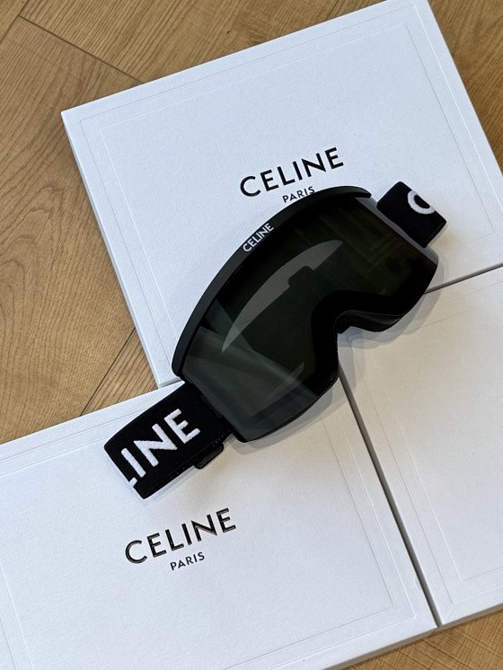 The arc design of the trendy brand ski goggles frame and the elasticity control of the strap, from the wear-resistant coating of the lenses to the exquisite texture of the case, it's not just simple ski gear, but a fashionable weapon that accompanies you on the slopes