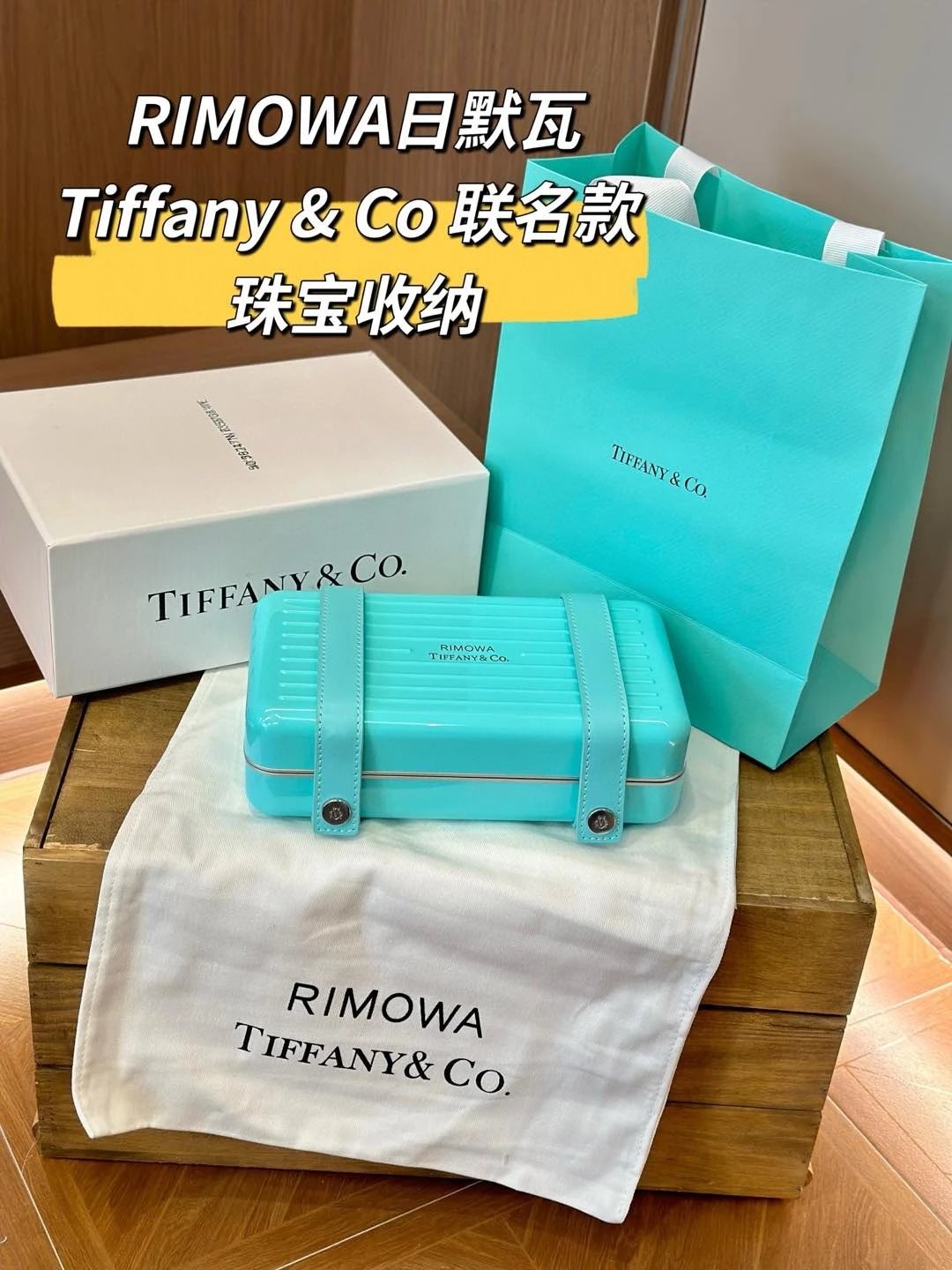 Trendy Storage Box with Letter Logo, Polycarbonate Material, Double-Sided Storage, Lightweight and Portable for Travel, Velvet Interior for Better Jewelry Protection