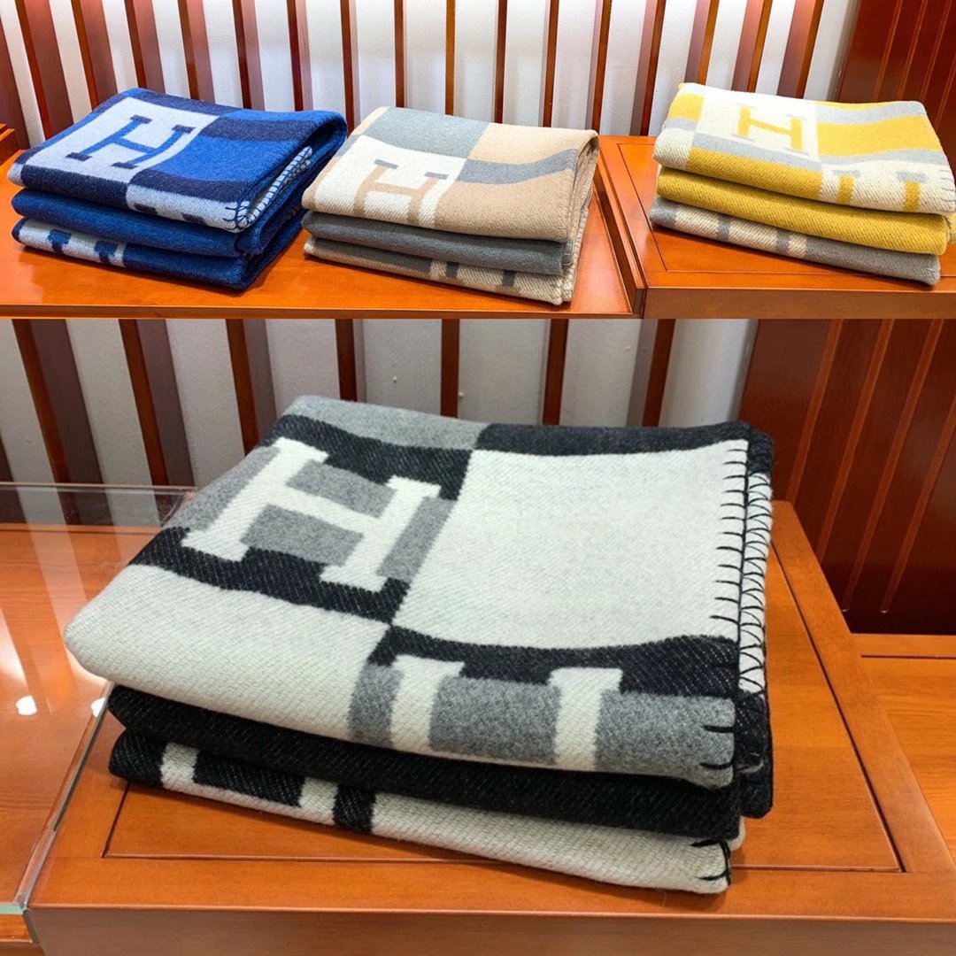 This trendy cashmere blanket is so classic that it must be treasured. It is truly practical and can be used as a decorative blanket for casual wear at home Put it in the office car when it's cold You can also wear practical items with concave shapes on your body. The fabric is made of genuine cashmere with double-sided jacquard technology in both positive and negative colors. The preferred specification for keeping warm in autumn and winter is 135 * 170