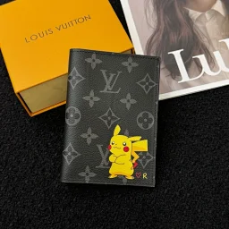 thumbnail for 潮牌护照夹以淡雅色彩和护照印章图案呈现异域奇兽的昂扬姿态。利落构型设有卡位和便于存取的开放式口袋，为摩登旅人提供理想之选。详细特征10 x 14 x 2.5 厘米长度 x 高 x 宽