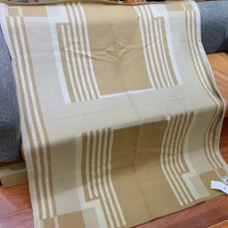 thumbnail for Street-style blanket made of 90% wool and 10% cashmere, featuring overlock stitching for a decorative finish. Size: 135 x 175 cm. Jacquard-knit blend of wool and cashmere.