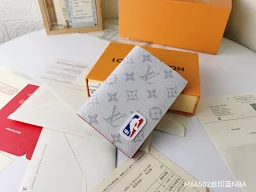 thumbnail for 潮牌护照夹时尚出行质感奢华的粒纹小牛皮内衬，内部多隔层构造，风格经典的旅行配饰。将此款优雅的护照套变为可爱的化身。尺寸：10x14x2.5cm