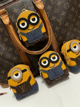 thumbnail for 迷你小黄人钥匙扣挂件斜背包 ，尺寸11cm8cm4.5cm（配原版链条1.2m）全包均是手工定制  采用进口PU材质搭配真皮材料 五金为进口钢 原版logo，小黄人造型可爱新颖 颜色鲜艳夺目