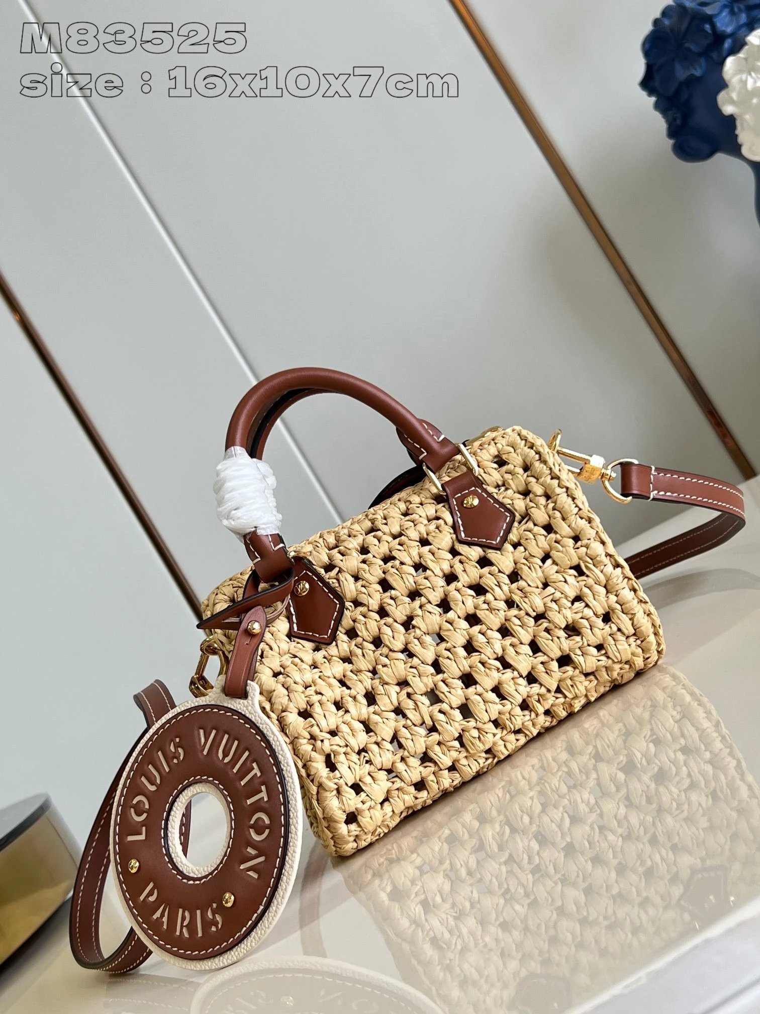 【独家实拍 M83525 】本款 Nano Speedy 手袋取材马达加斯加匠人钩编的拉菲草，以可拆卸皮革贴饰彰显品牌格调，搭配顶部手柄和可拆卸并调节的肩带