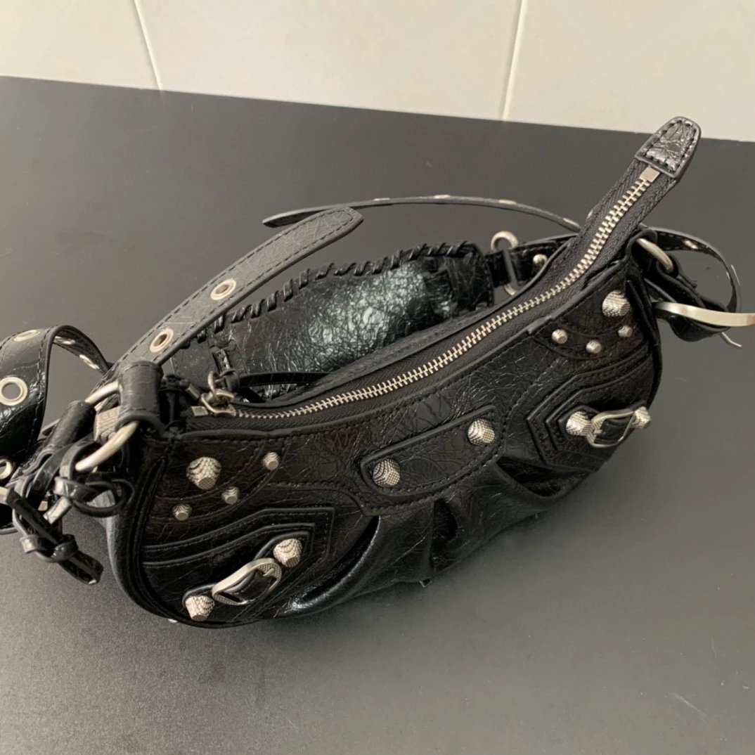 Balenciag Le Cagole半月牙包巴黎家 腋下包 饺子包真皮复古月亮包铆钉包经典机车包 女包子母包 7