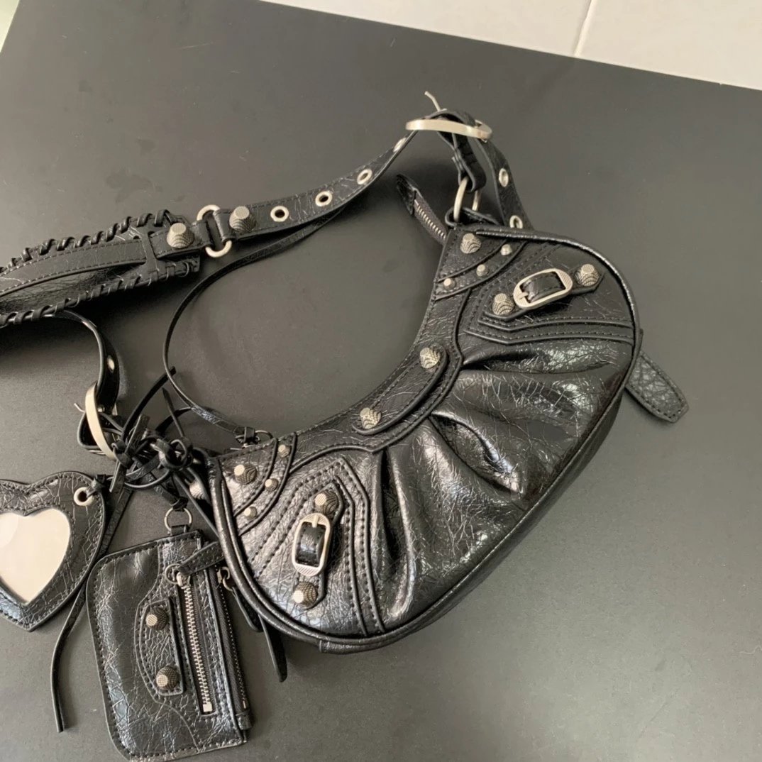 Balenciag Le Cagole半月牙包巴黎家 腋下包 饺子包真皮复古月亮包铆钉包经典机车包 女包子母包 3