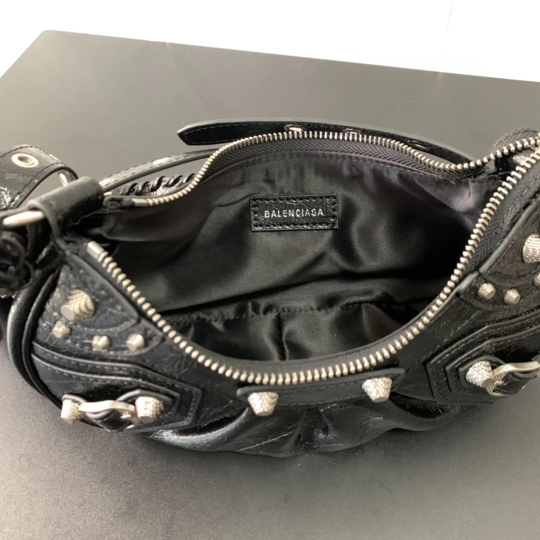 Balenciag Le Cagole半月牙包巴黎家 腋下包 饺子包真皮复古月亮包铆钉包经典机车包 女包子母包 9