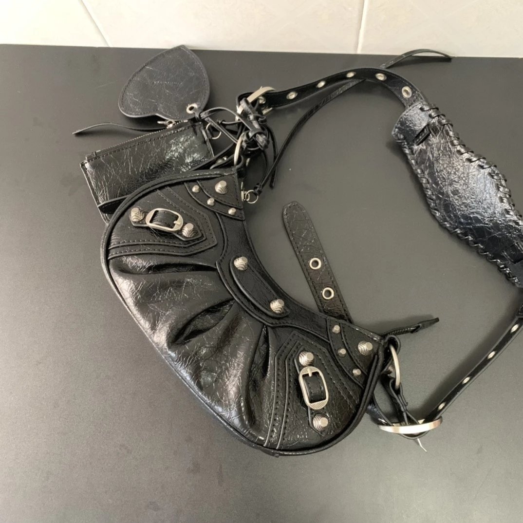 Balenciag Le Cagole半月牙包巴黎家 腋下包 饺子包真皮复古月亮包铆钉包经典机车包 女包子母包 4