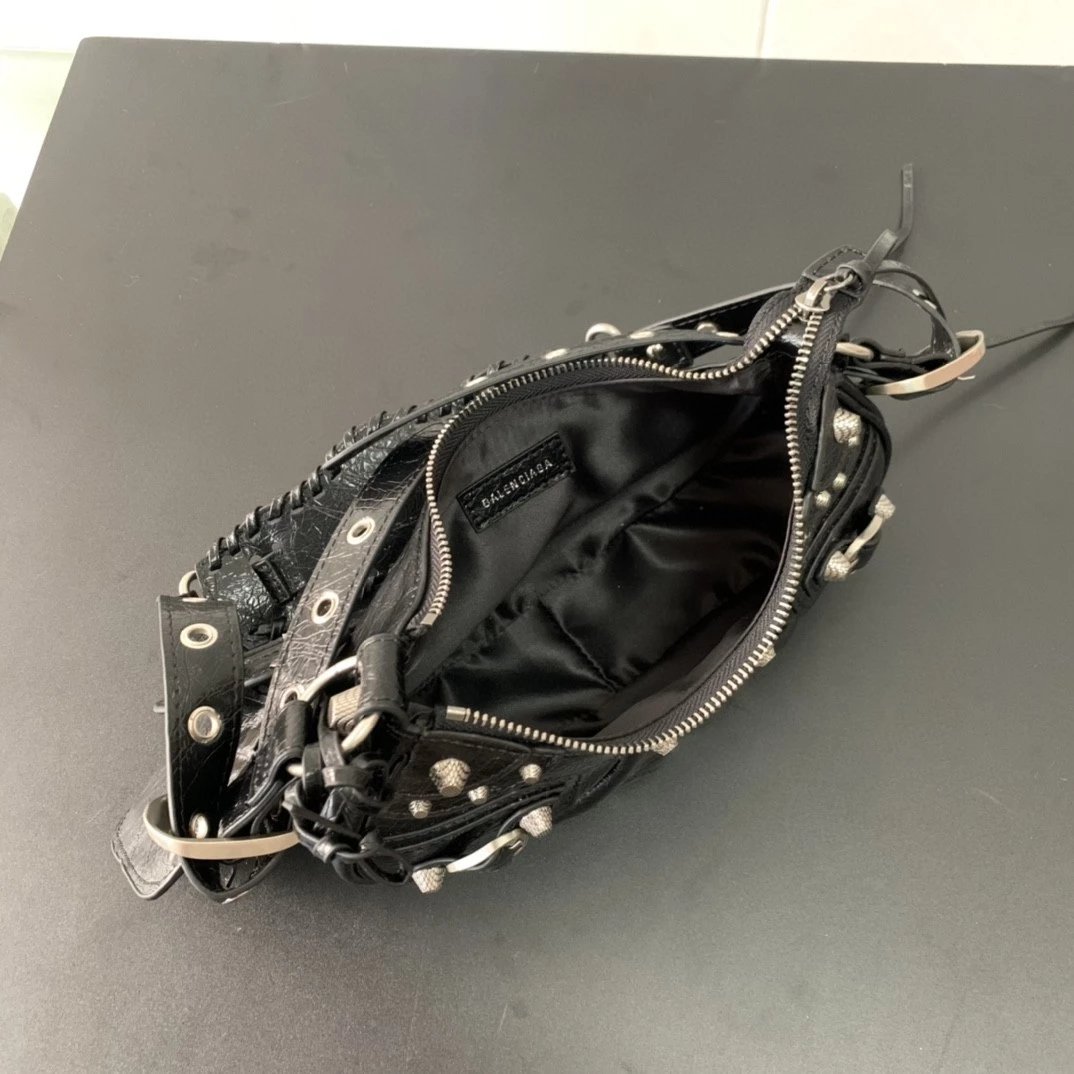 Balenciag Le Cagole半月牙包巴黎家 腋下包 饺子包真皮复古月亮包铆钉包经典机车包 女包子母包 8