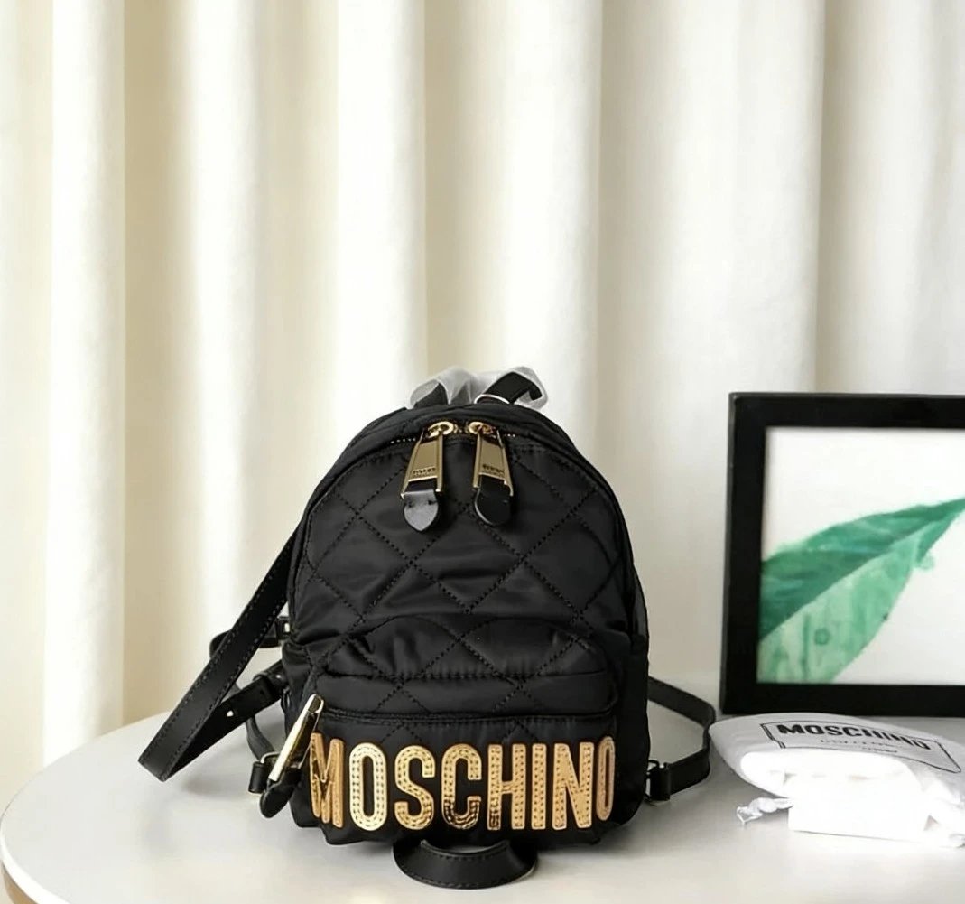 moschino21年莫斯奇诺迷你书包春夏新款mini双肩包背包满菱格刺绣防水帆布材质搭配金色漆皮徽标黑金搭配非常时尚牛皮提手 双肩带设计 可以手提 斜挎 双肩 颜值非常高的一款出门在外吸睛