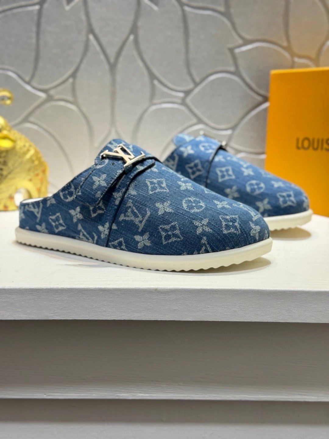 Lo*is Vui*ton-Luxury slippers