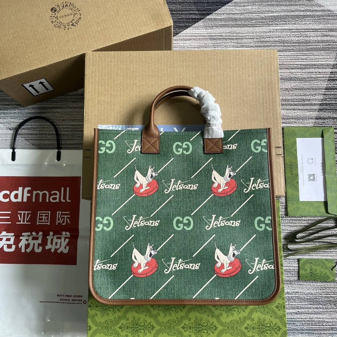 𝐆𝐮𝐜𝐜𝐢托特包 多款成衣及配饰单品搭配动物和机器人等印花或刺绣细节，趣致融合杰森一家相关角色和Gucci标识 配全套包装 型号：550763颜色：绿色 尺寸：33.5x 31.5x 7.5