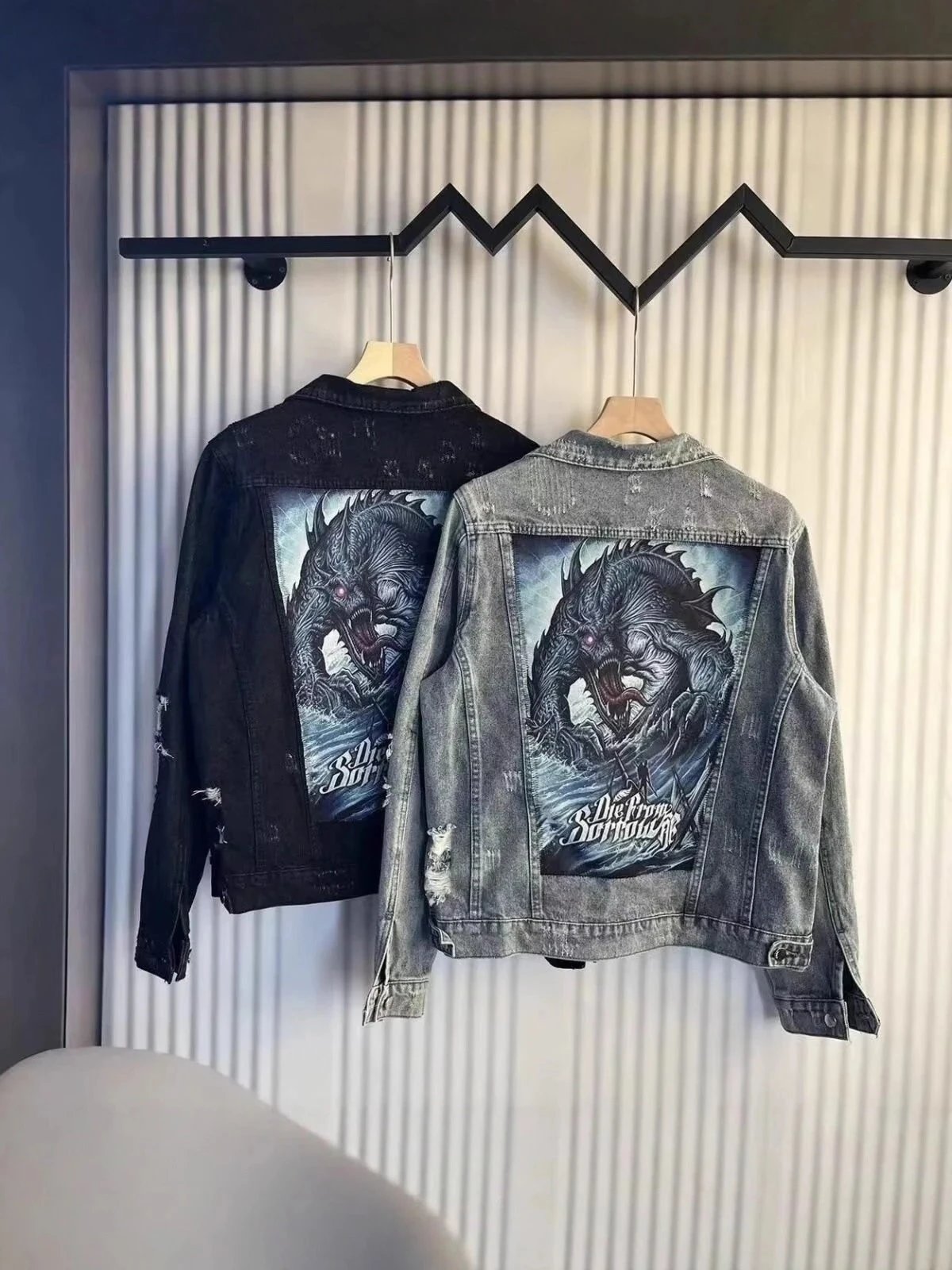Amiri New Caspian Sea King of the Different Sea Back Embroidery Denim Jacket American Sea Dragon King Distressed Embroidered Ripped Washed Collared Jacket Unisex Couple Style