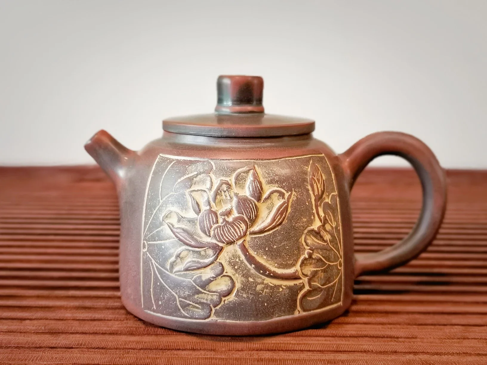 荷花井栏壶】 坭兴陶壶 容量：190毫升工艺：浮雕适合泡茶：红茶、绿茶