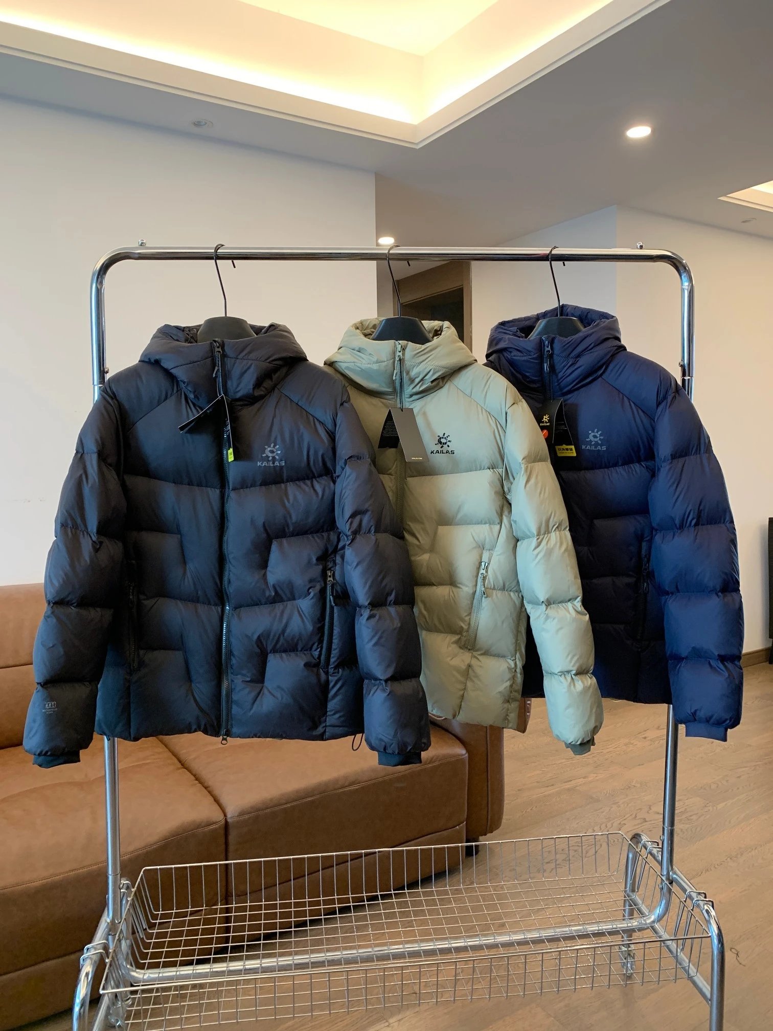 New Edition 3-Color Available Outdoor Men's and Women's Down Jacket, One Jacket for Winter, High-Loft Down Fill for Full Fluffiness and Even Warmth Locking, Double-Layer Lining to Prevent Feather Leakage, Ultra-Fine High-Density Fabric