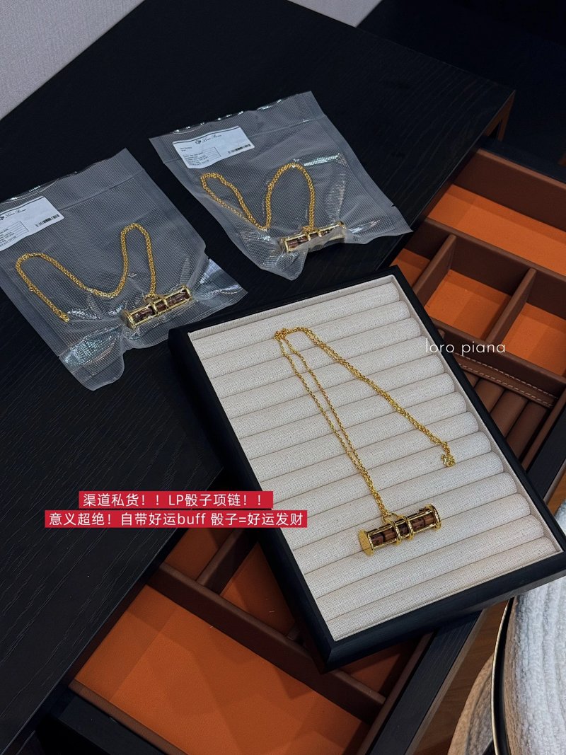 Necklace from Celebrity