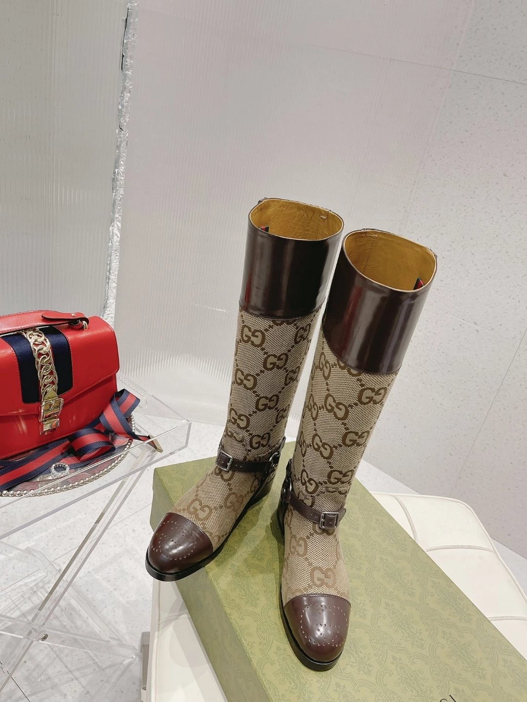 G家Gucci 21秋冬 GG拼色真皮马衔扣高筒靴 骑士靴 高筒靴 集齐时髦复古和优雅是今年秋冬入的第一双靴子很是中意——盘点@G家这款长靴太秀的地方：恰如其分的金属扣鞋头的装饰，是温暖沉闷秋冬的巧思