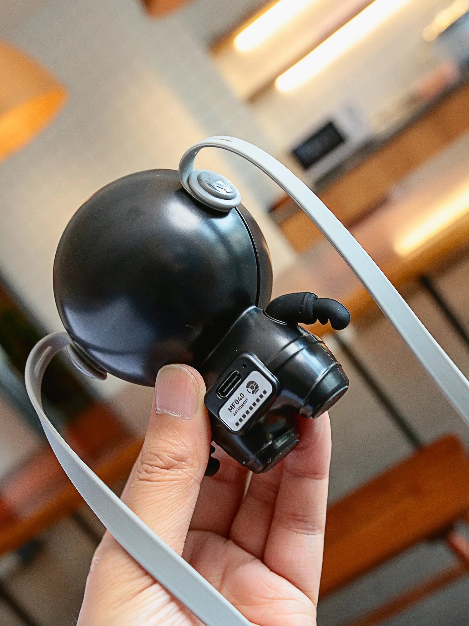 移动的小空调!风力强劲又持久,360度全域风:太空人 挂脖小风扇