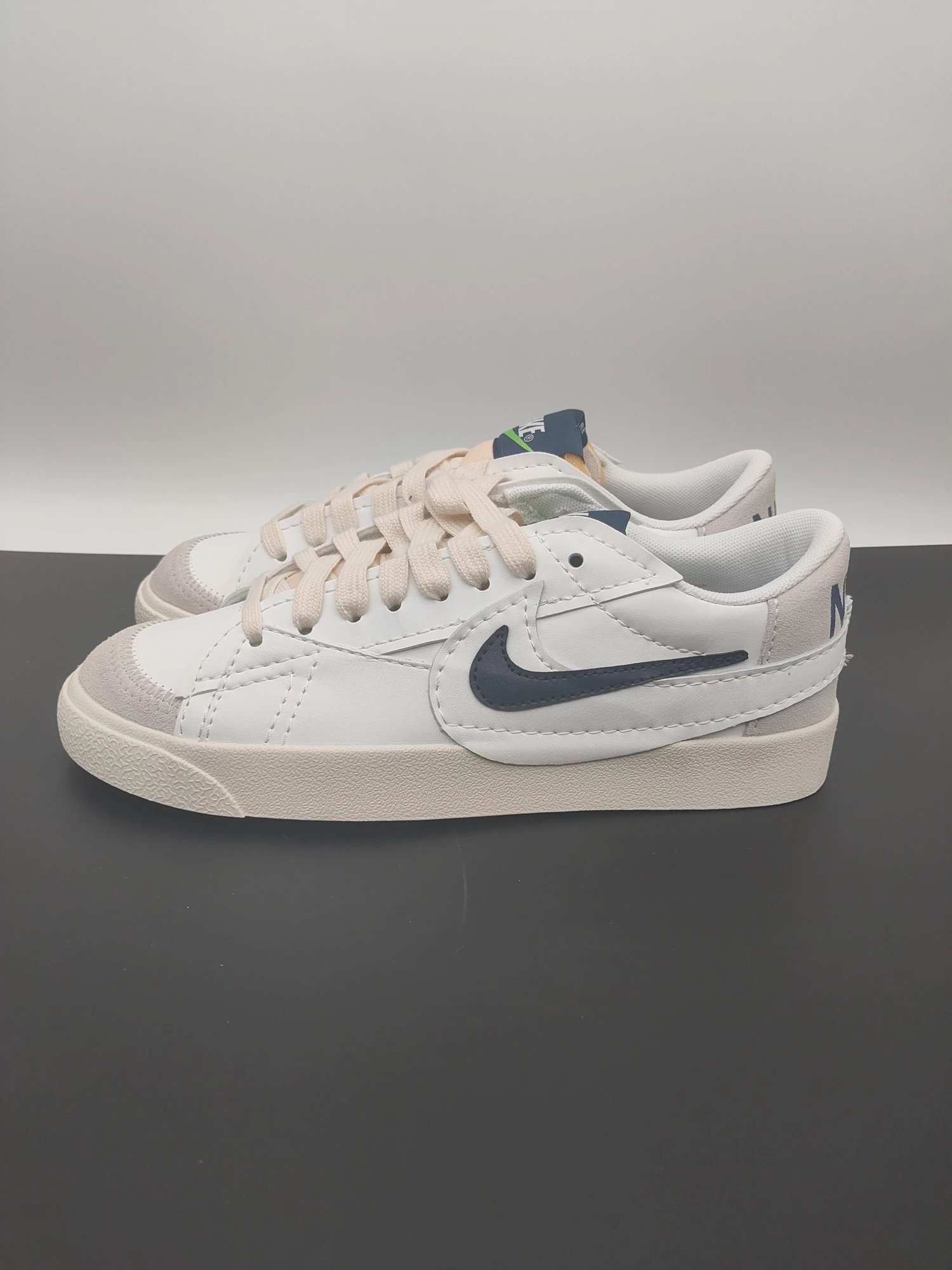 Blazer Low Black White