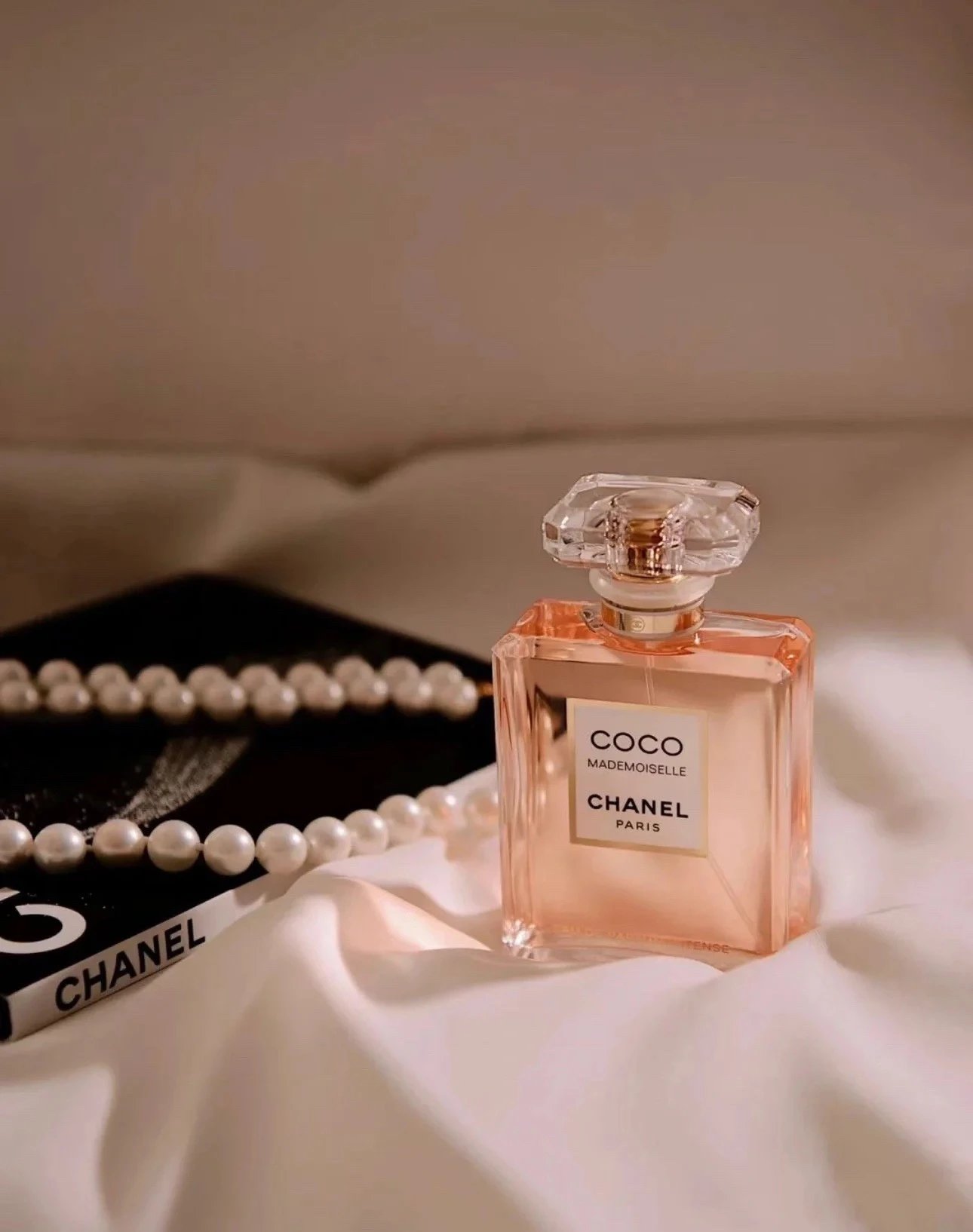 Chane*l 经典coco小姐系列100ml  它是香家最受欢迎的香水  这次一共四种coco小姐系列经典香味 一闻难忘 高级斩男香！入手绝对不会后悔 时尚达人和美妆博主都在安利它