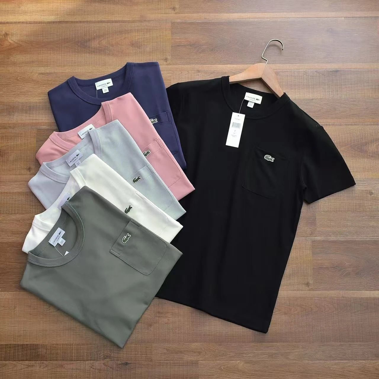 Spring and summer new men's casual and comfortable round neck short sleeved T-shirt classic round neck comfortable and not easily deformed pocket style+classic green logo embroidered small logo classic and atmospheric high-end cotton fabric skin friendly breathable fabric thickened with elasticity, featuring a comfortable, trendy, fashionable and versatile free shipping