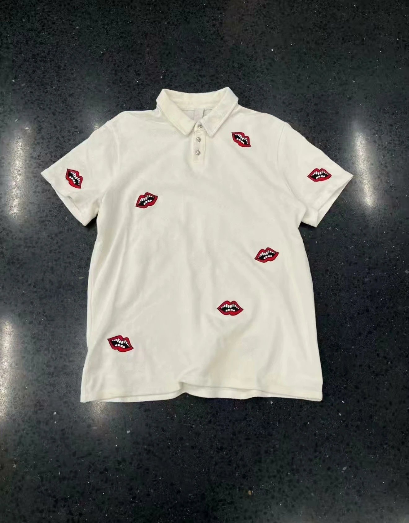 (In Stock, Ships Immediately) White Red Lip Embroidered Polo T-Shirt Custom-Woven 300g Pique Cotton Top-Tier Quality 1:1 Molded Silver-Plated Hardware 200K Stitch Embroidery
