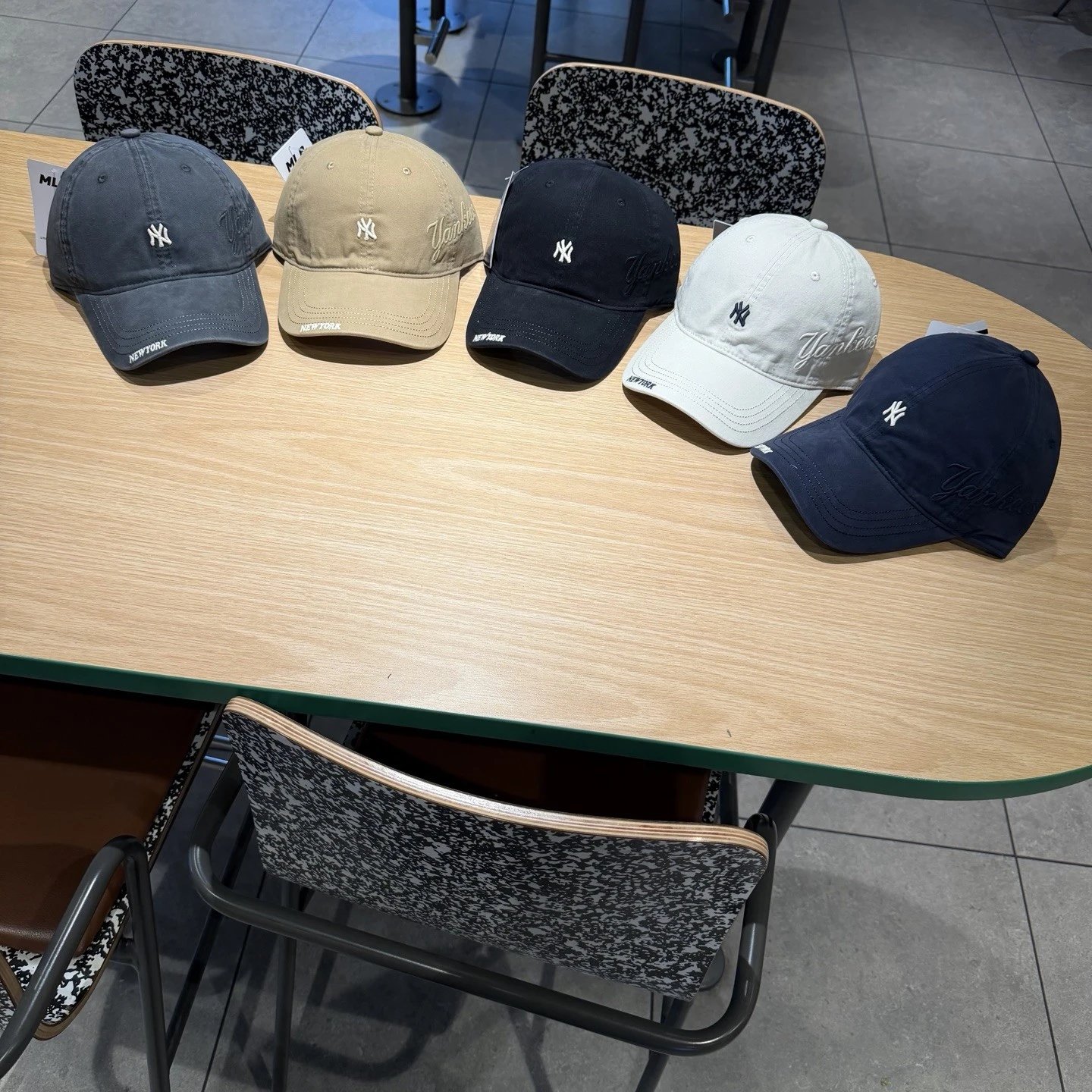 Новый! Корейская подлинная бейсболка MLB Yankees для мужчин и женщин, новая маленькая этикетка в Нью-Йорке! Вышивка букв в стиле граффити по бокам! Стандартная длина полей 7,5 см разработана с учетом эргономики. Форма шляпы устойчива и закрывает голову, делая лицо меньше. Золотое сечение меняет форму лица. Эффективно блокирует солнце, не закрывая линию обзора.