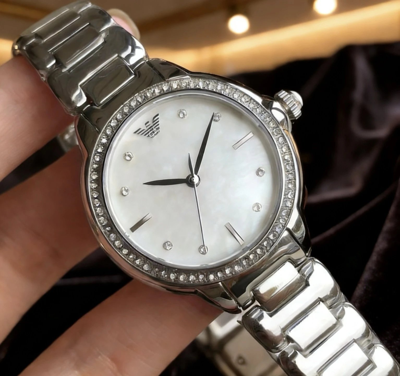 женские часы
Модель:ar11596
Корпус: нержавеющая сталь
Зеркало: Минеральное закаленное стекло.
Ремешок: нержавеющая сталь
Размер: 32*8,5 мм
Простая гамма, визуальная свежесть, плавные полированные линии, струящийся блеск и сияние.