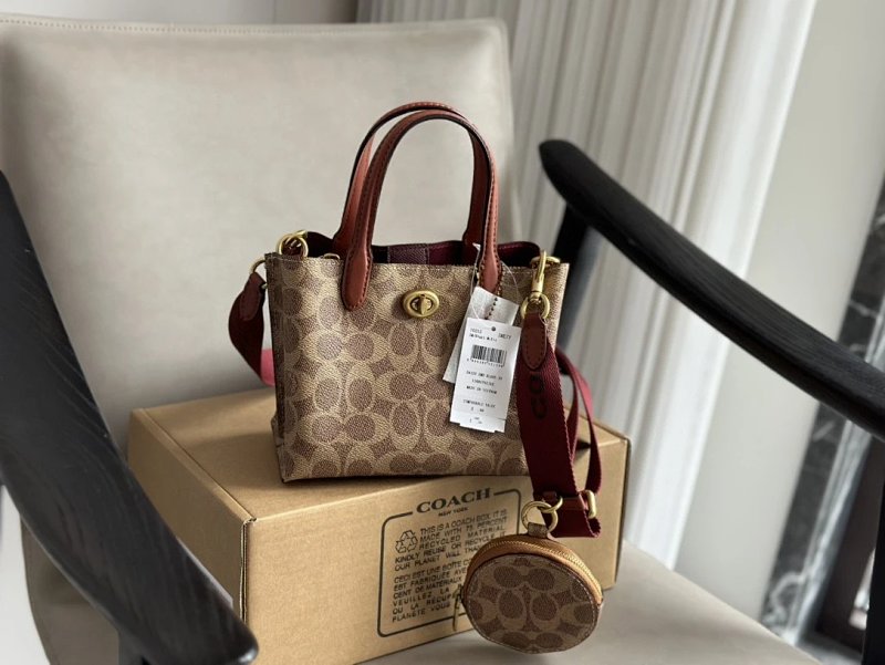 Shopping bag from Apple