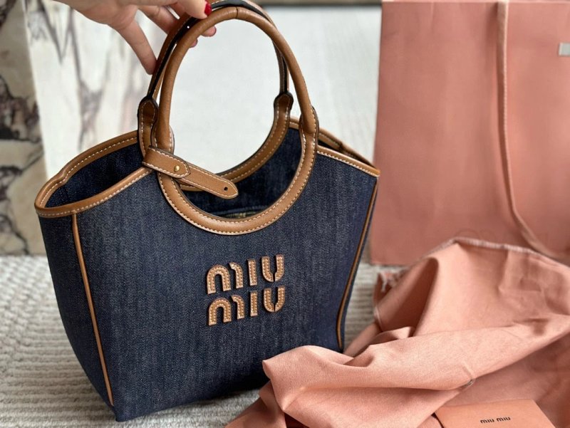 Shopping bag from Apple