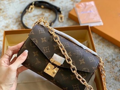 Louis Vuitton Pochette Metis