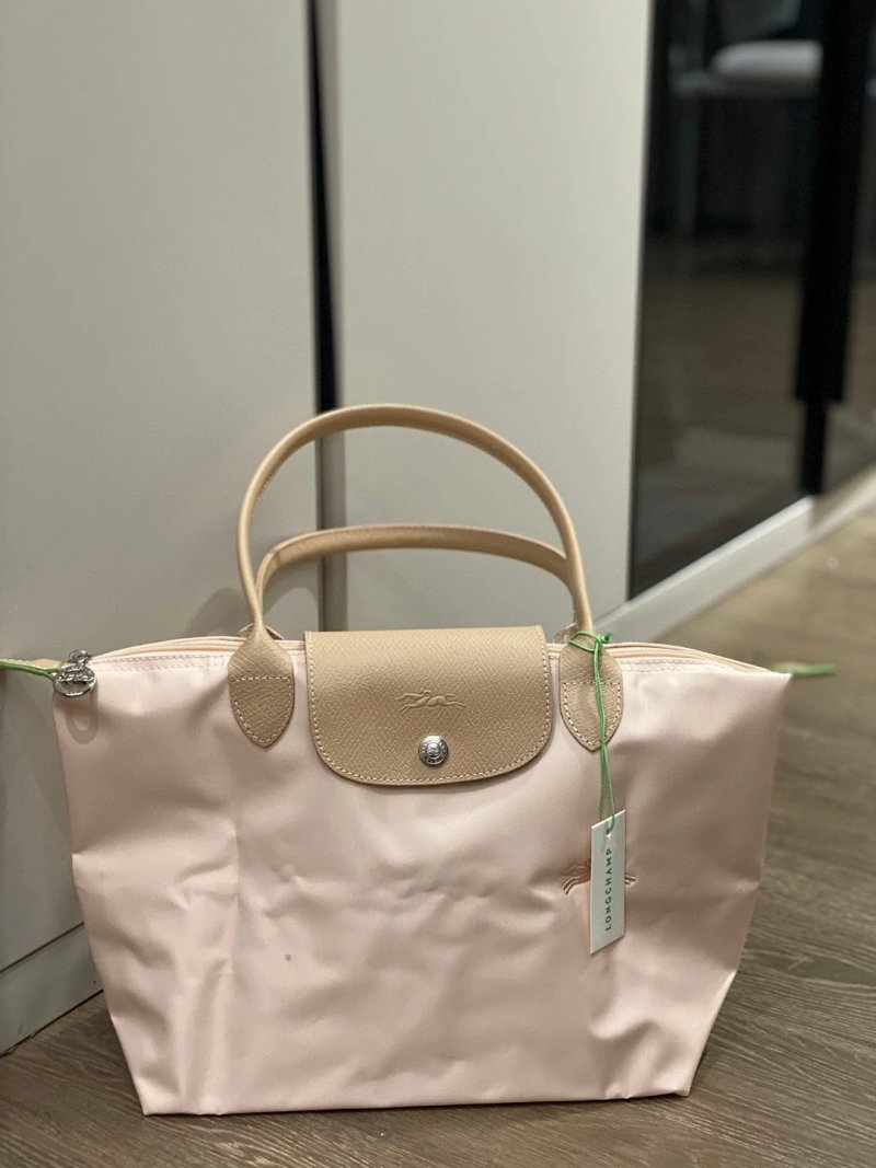 Shopping bag from Apple