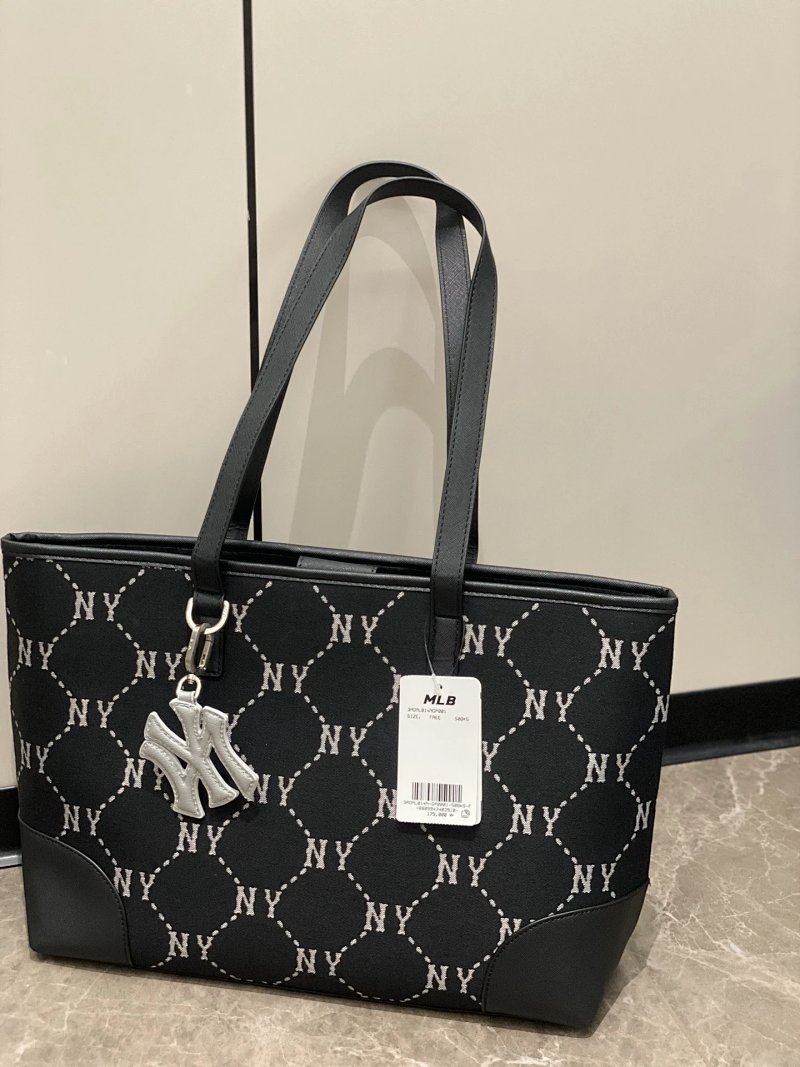 Shopping bag from Apple