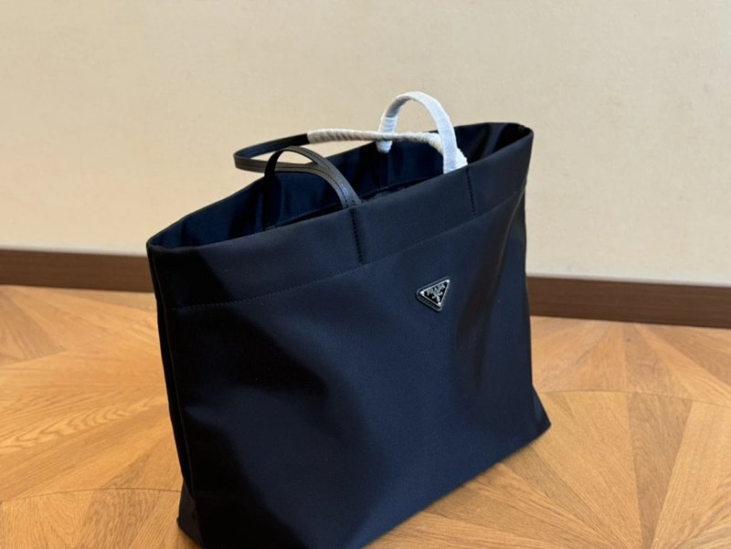 Shopping bag from Apple