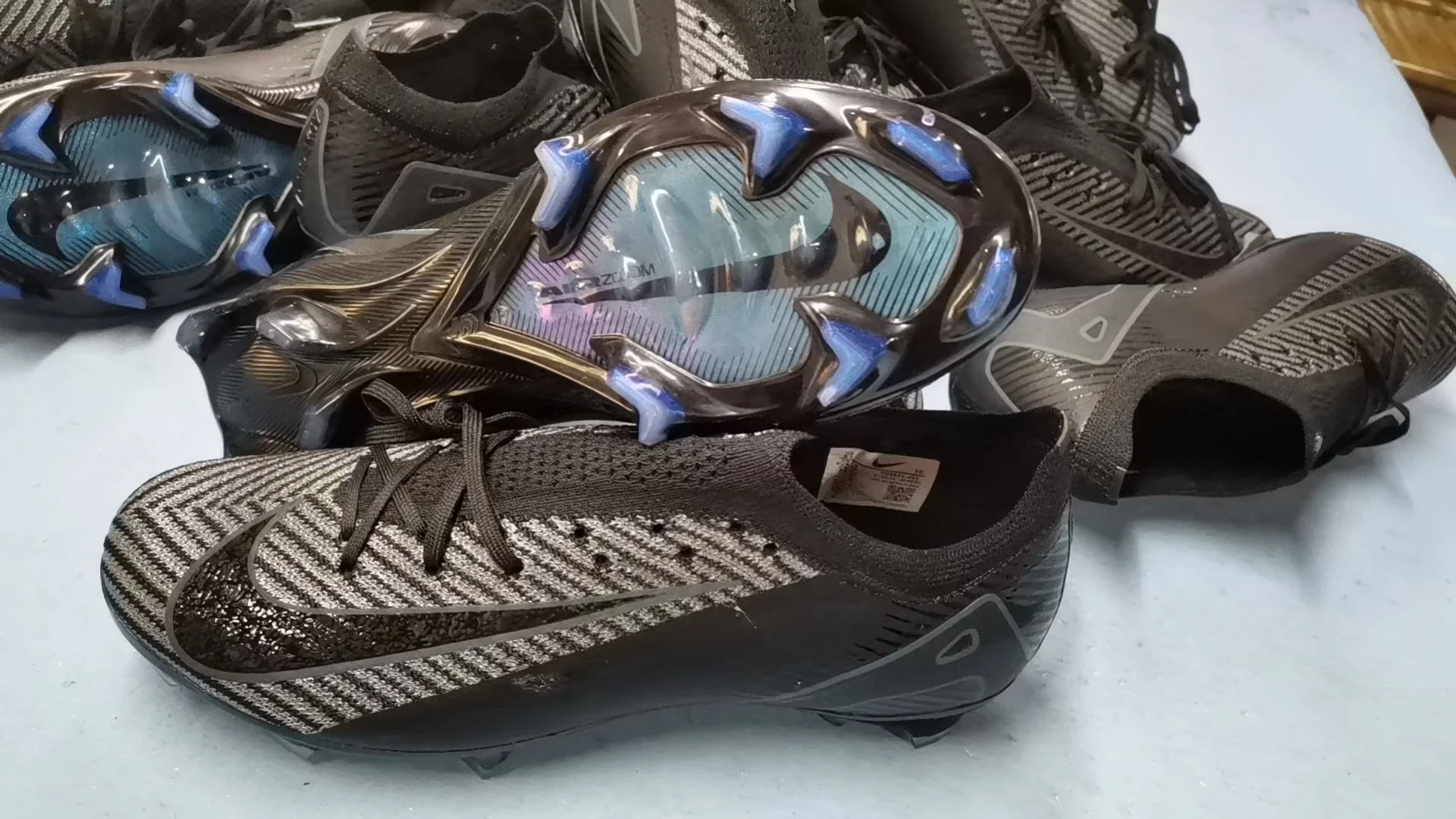耐克刺客十六代内置全气垫米黑色防水针织FG足球鞋Nike AIR Zoom