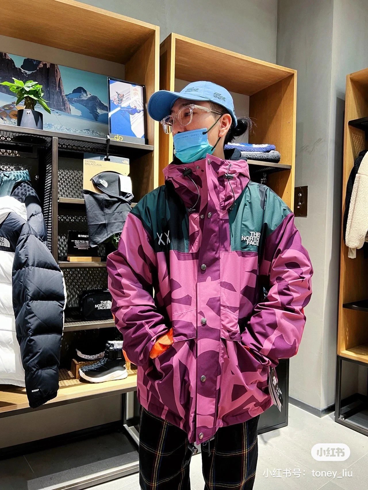 正确版 顶级代购版本 情侣款 TNF Kaws 联名冲锋衣夹克 ，专业级防水涂层面料，全身压胶专业防水涂层，防水效果一流