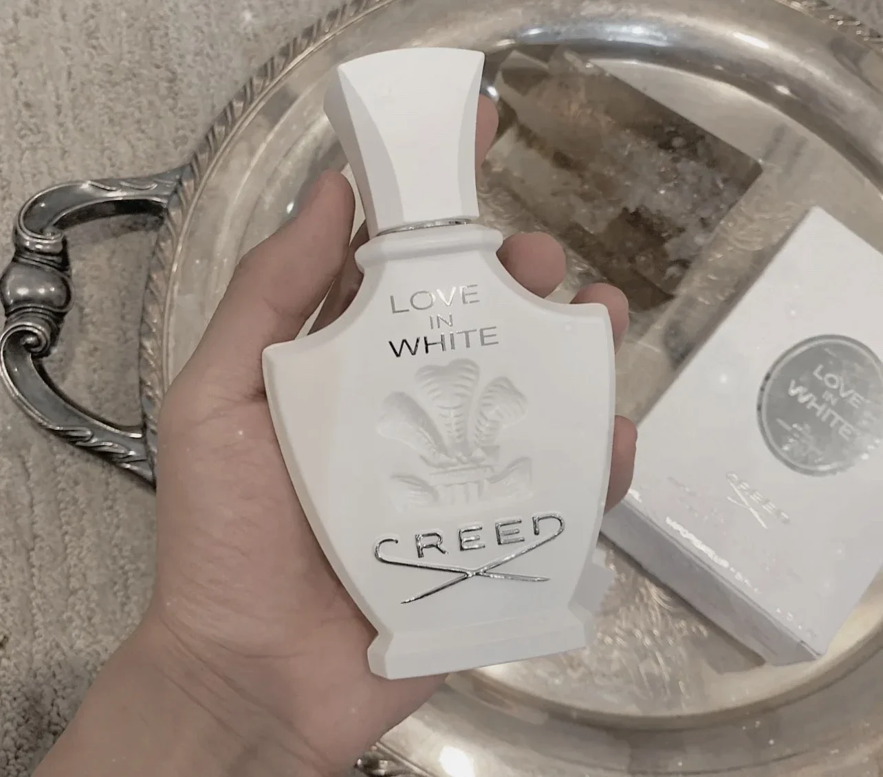 女香！女士香水！creed love in white 白色之恋！这是一款为超喜欢白色的女生打造的白色香水，而且不仅仅是干净利落的白，还很有质感，非常温柔，喷上之后你会感觉自己像掉入了棉花堆里